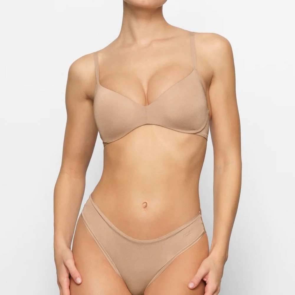 *SOLD* Skims Wireless Form Push Up Bra Size 32H